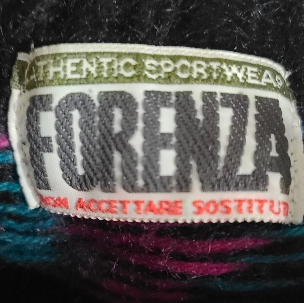 FORENZA Authentic Sports sweater size medium.